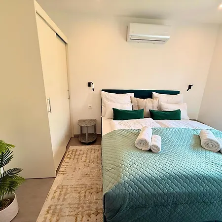 Local-lux Garden A- 2 Bedrooms-terrace Apartment *