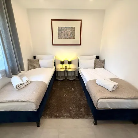 Local-lux Garden A- 2 Bedrooms-terrace Apartament *