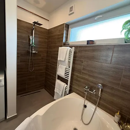 アパート Local-lux Garden A- 2 Bedrooms-terrace ケチケメート