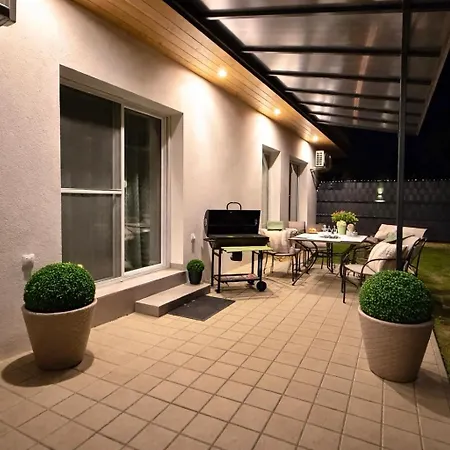 Local-lux Garden A- 2 Bedrooms-terrace アパート