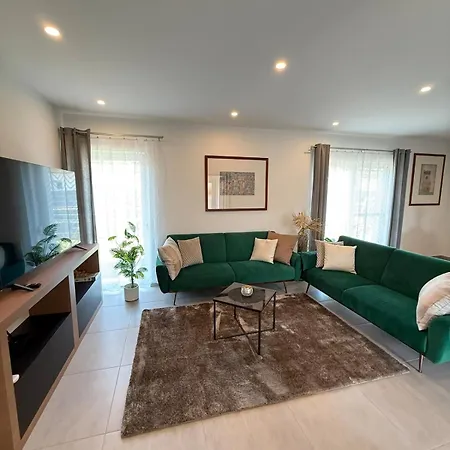 Local-lux Garden A- 2 Bedrooms-terrace Apartment *