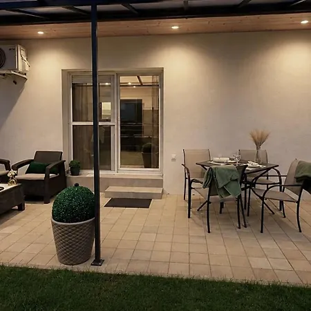 Local-lux Garden A- 2 Bedrooms-terrace *