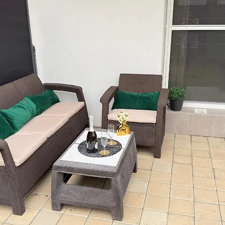 Local-lux Garden A- 2 Bedrooms-terrace Apartment